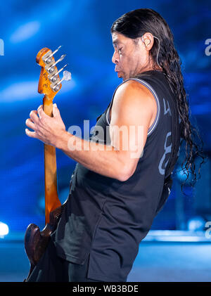 Monaco di Baviera, Germania. 23 Ago, 2019. Robert Trujillo, bassista dei noi banda metallica Metallica, sorge sul palco allo Stadio Olimpico. La band esegue come parte della loro "World-Wired-Tour". Credito: Sven Hoppe/dpa/Alamy Live News Foto Stock