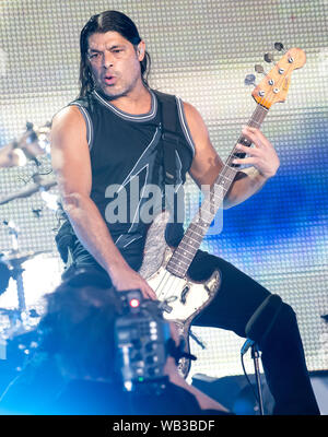 Monaco di Baviera, Germania. 23 Ago, 2019. Robert Trujillo, bassista dei noi banda metallica Metallica, sorge sul palco allo Stadio Olimpico. La band esegue come parte della loro "World-Wired-Tour". Credito: Sven Hoppe/dpa/Alamy Live News Foto Stock