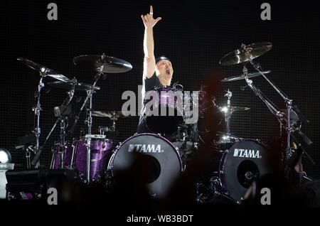 Monaco di Baviera, Germania. 23 Ago, 2019. Lars Ulrich, batterista del noi banda metallica Metallica, si siede sul palco allo Stadio Olimpico. La band esegue come parte della loro "World-Wired-Tour". Credito: Sven Hoppe/dpa/Alamy Live News Foto Stock
