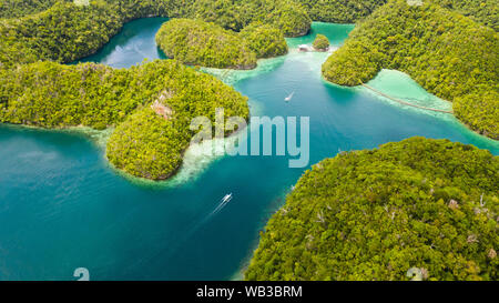Cove e la laguna blu tra le piccole isole coperte di foresta pluviale. Sugba laguna, Siargao, Filippine. Vista aerea della laguna Sugba, Siargao,Filippine Foto Stock