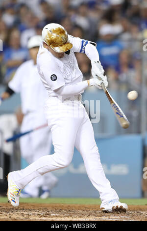 Los Angeles, California, USA. Agosto 23, 2019: Los Angeles Dodgers secondo baseman Enrique Hernandez (14) raddoppia durante il gioco tra i New York Yankees e dei Los Angeles Dodgers al Dodger Stadium di Los Angeles, CA. (Foto di Peter Joneleit) Credito: Cal Sport Media/Alamy Live News Foto Stock