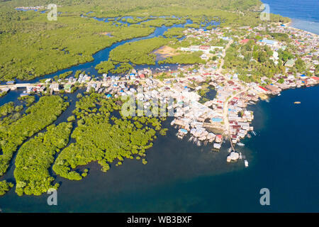 Città sull'acqua e mangrovie, vista dall'alto. Costa dell'isola di Siargao. Paesaggio tropicale. Foto Stock