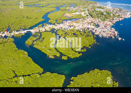 Città sull'acqua e mangrovie, vista dall'alto. Costa dell'isola di Siargao. Paesaggio tropicale. Foto Stock