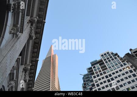 immagine di un vecchio edificio storico vicino a architettura astratta contemporanea alti edifici Foto Stock