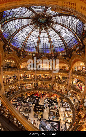 Parigi, Francia - 16 agosto 2019, Galeries Lafayette interno da cima a Parigi. La gente non shoping al department store. L'architetto Georges Chedanne Foto Stock