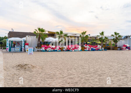 Sunny Beach, Bulgaria Luglio 13, 2019. La Cubanita Beach Bar in Bulgaria sul Mar Nero beach. Lettini da spiaggia sdraiato lateralmente in prossimità di ombrelloni. Foto Stock