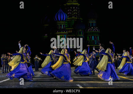 Mosca, Russia. 23 Ago, 2019. Ballerini eseguono durante il giorno di apertura del "Torre passkaya' militare internazionale di Musica Festival di Mosca, Russia, su agosto 23, 2019. Il militare annuale festival musicale aperto venerdì sulla Piazza Rossa di Mosca, e durerà fino al 1 settembre. Credito: Bai Xueqi/Xinhua/Alamy Live News Foto Stock