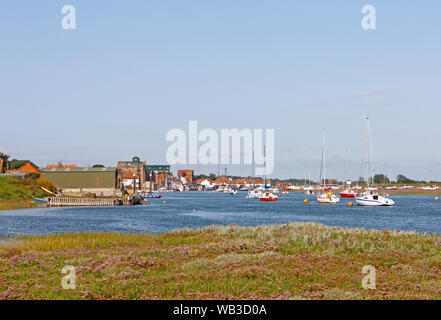 Una veduta del porto da Salt Marshes in oriente nel North Norfolk a Wells-next-il-Mare, Norfolk, Inghilterra, Regno Unito, Europa. Foto Stock