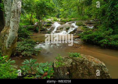 Cascata di acqua dallo strato di grandi rocce di Mae Sa Noi cascata con misty effetto dell'acqua Foto Stock