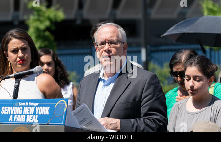 New York, Stati Uniti. Il 22 agosto, 2019. NYC Comptroller Scott Stringer conduce la conferenza stampa in occasione del controllo di USTA non è riuscita a presentare una relazione di $ 31 milioni di entrate nella parte anteriore del Billie Jean King Centro Tennis. (Foto di Lev Radin/Pacific Stampa) Credito: Pacific Press Agency/Alamy Live News Foto Stock