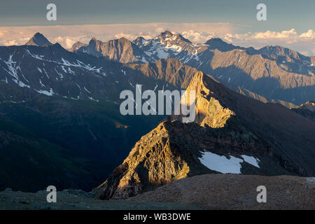 Glocknergruppe Schobergruppe e picchi di montagna a sunrise. Picco Fanotkogel, valle Ködnitztal, Nationalpark Hohe Tauern. Alpi austriache. Foto Stock