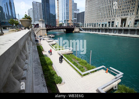 Il Chicago riverwalk attraverso dal Merchandise mart sul fiume di Chicago Chicago in Illinois negli Stati Uniti d'America Foto Stock