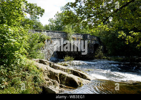 Alti livelli del fiume brathay che scorre sotto skelwith bridge nel parco nazionale del distretto dei laghi, England, Regno Unito Foto Stock