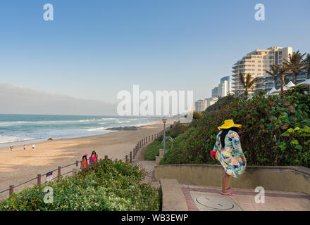 DURBAN, Sud Africa - 23 agosto 2019: donna in abiti colorati sul lungomare presso la spiaggia di Umhlanga Rocks vicino a Durban KwaZulu-Natal Sud Afric Foto Stock