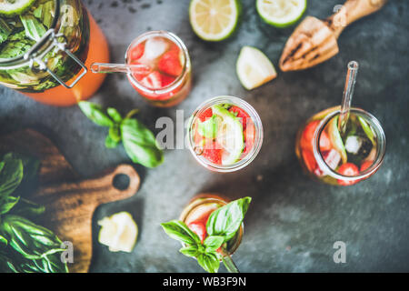 Fresca limonata fatta in casa con fragole e le foglie di basilico, vista dall'alto Foto Stock