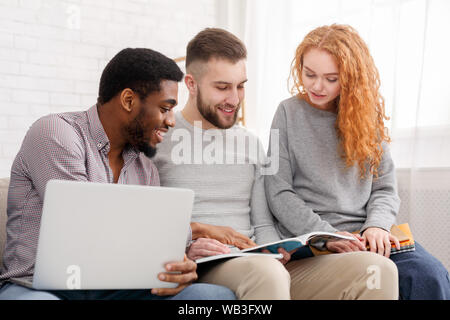 Gli amici la preparazione per gli esami insieme, seduto sul divano Foto Stock