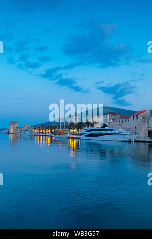 Porto di Trogir al crepuscolo, Trogir, Croazia, Europa Foto Stock