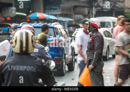 BANGKOK, Tailandia - 27 Marzo 2018: il traffico funzionario di polizia a Yaowarat Road a Chinatown, Bangkok, Thailandia. Foto Stock