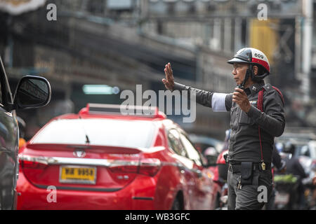 BANGKOK, Tailandia - 27 Marzo 2018: il traffico funzionario di polizia a Yaowarat Road a Chinatown, Bangkok, Thailandia. Foto Stock