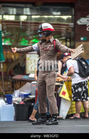 BANGKOK, Tailandia - 27 Marzo 2018: il traffico funzionario di polizia a Yaowarat Road a Chinatown, Bangkok, Thailandia. Foto Stock