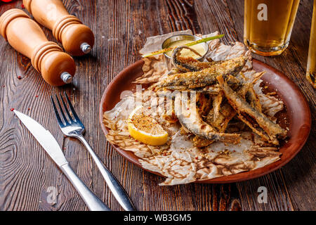Impostare con frutti di mare, piccolo profondo fritto pesce di mare, il cibo che viene servito con birra, orientamento orizzontale Foto Stock