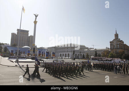 Kiev, Ucraina. 24 Ago, 2019. Uomini delle forze armate ucraine partecipare alle celebrazioni in occasione del Giorno di Indipendenza sulla piazza Indipendenza a Kiev, Ucraina, 24 agosto 2019. Gli ucraini contrassegnare il 28 anniversario dell'indipendenza dell'Ucraina dall'Unione Sovietica a partire dal 1991. Credito: Serg Glovny/ZUMA filo/Alamy Live News Foto Stock