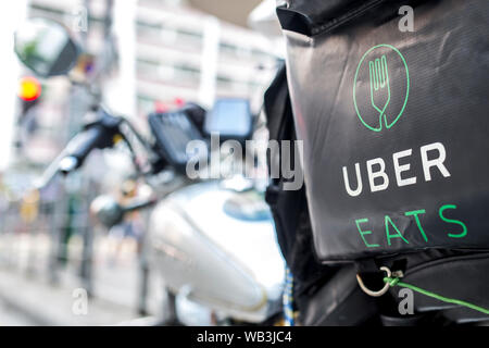 HONG KONG - Ottobre 18, 2017: Un Uber mangia la moto parcheggiata sul lato della strada. Foto Stock