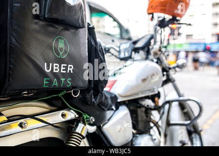 HONG KONG - Ottobre 18, 2017: Un Uber mangia la moto parcheggiata sul lato della strada. Foto Stock