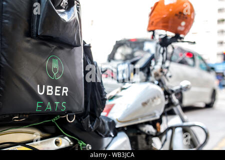 HONG KONG - Ottobre 18, 2017: Un Uber mangia la moto parcheggiata sul lato della strada. Foto Stock