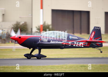 Extra EA-300/L aereo acrobatico in atterraggio a RIAT 2019 a RAF Fairford, Gloucestershire, Regno Unito Foto Stock