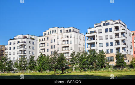 Moderno appartamento case con un parco verde visto a Berlino, Germania Foto Stock