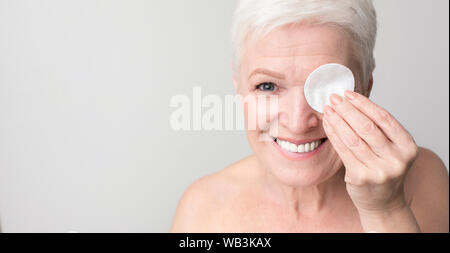 Ritratto di positivo donna senior con tampone di cotone Foto Stock