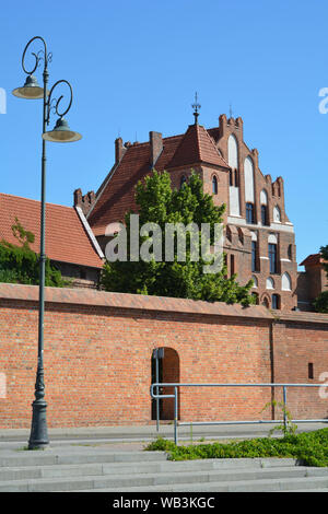 Cittadino Corte con la torre di difesa e la parete della città di Torun - Polonia. Foto Stock