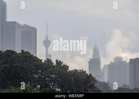 Pioggia pesante a Kuala Lumpur durante la stagione dei monsoni Foto Stock