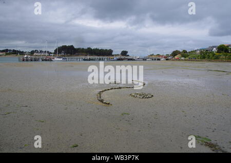 Yin e yang beach river rock formazione. Te Araroa Trail. Riverton. Southland. Isola del Sud. Nuova Zelanda Foto Stock