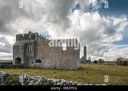 Kilmacduagh Monastero, Nr Gort, nella contea di Galway, Irlanda - 20 maggio 2019. Glebe House, costruita nel XIV secolo, è parte di Kilmacduagh monastero vicino Foto Stock