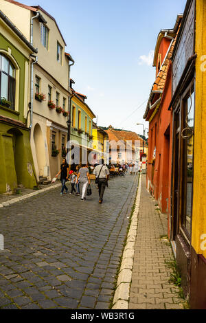 Sighisoara, Romania - 2019. La gente vagare per le strade di Sighisoara citadel (città vecchia). Strade con case colorate. Foto Stock