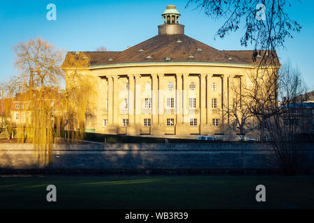 Bad Kissingen in Baviera, Germania - 15 Febbraio 2019: vista del retro del Regent edificio sulla Saale Francone in inverno accanto a un salice piangente Foto Stock