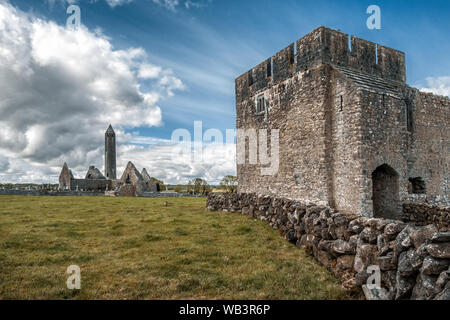 Kilmacduagh Monastero, Nr Gort, nella contea di Galway, Irlanda - 20 maggio 2019. Glebe House, costruita nel XIV secolo, è parte di Kilmacduagh monastero vicino Foto Stock