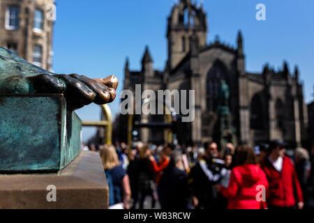 Close up David Hume statua punta al di fuori della Alta Corte, Royal Mile di Edimburgo Foto Stock