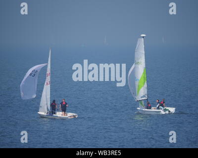 Sheerness, Kent, Regno Unito. 24 Agosto, 2019. Regno Unito Meteo: un soleggiato e caldo ma nebbioso giorno in Sheerness, Kent. Credito: James Bell/Alamy Live News Foto Stock