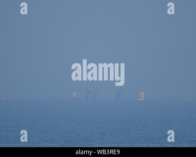 Sheerness, Kent, Regno Unito. 24 Agosto, 2019. Regno Unito Meteo: un soleggiato e caldo ma nebbioso giorno in Sheerness, Kent. Relitto fantasma: i montanti dal relitto della SS Richard Montgomery sguardo inquietante nel mare di nebbia. Credito: James Bell/Alamy Live News Foto Stock