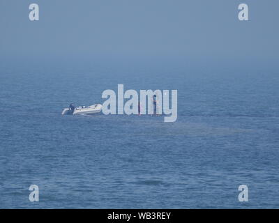 Sheerness, Kent, Regno Unito. 24 Agosto, 2019. Regno Unito Meteo: un soleggiato e caldo ma nebbioso giorno in Sheerness, Kent. Credito: James Bell/Alamy Live News Foto Stock