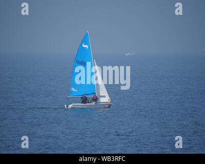 Sheerness, Kent, Regno Unito. 24 Agosto, 2019. Regno Unito Meteo: un soleggiato e caldo ma nebbioso giorno in Sheerness, Kent. Credito: James Bell/Alamy Live News Foto Stock