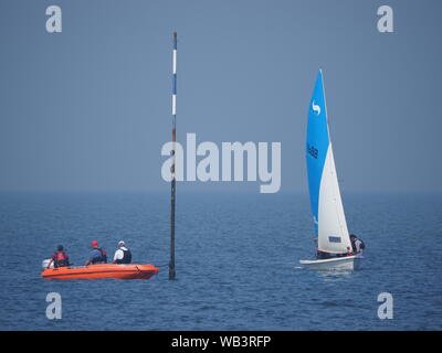 Sheerness, Kent, Regno Unito. 24 Agosto, 2019. Regno Unito Meteo: un soleggiato e caldo ma nebbioso giorno in Sheerness, Kent. Credito: James Bell/Alamy Live News Foto Stock