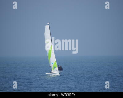 Sheerness, Kent, Regno Unito. 24 Agosto, 2019. Regno Unito Meteo: un soleggiato e caldo ma nebbioso giorno in Sheerness, Kent. Credito: James Bell/Alamy Live News Foto Stock