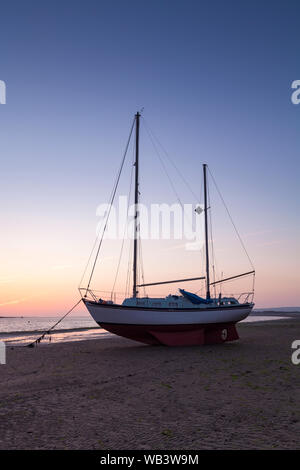 Barche a Instow, Devon, Regno Unito a bassa marea dopo il tramonto. Foto Stock