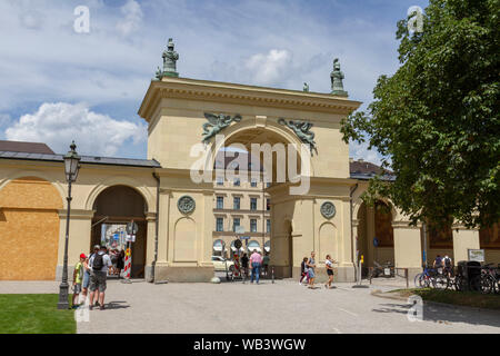 Corte Garden Gate l'ingresso occidentale di Hofgarten Odeonsplatz (ingresso) di Monaco di Baviera, Germania. Foto Stock