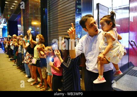 Hong Kong. 23 Ago, 2019. Più di 130.000 manifestanti formano una catena umana e unire le mani in vari distretti tra cui l'Isola di Hong Kong, Kowloon e i Nuovi Territori. La notte di venerdì che la protesta era ma non autorizzate e pacifici manifestanti visualizza banner, cantare canzoni per sollevare la consapevolezza internazionale della anti-movimenti di estradizione. Credito: Gonzales foto/Alamy Live News Foto Stock