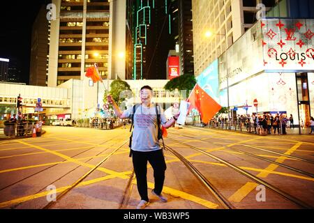 Hong Kong. 23 Ago, 2019. Più di 130.000 manifestanti formano una catena umana e unire le mani in vari distretti tra cui l'Isola di Hong Kong, Kowloon e i Nuovi Territori. La notte di venerdì che la protesta era ma non autorizzate e pacifici manifestanti visualizza banner, cantare canzoni per sollevare la consapevolezza internazionale della anti-movimenti di estradizione. Credito: Gonzales foto/Alamy Live News Foto Stock